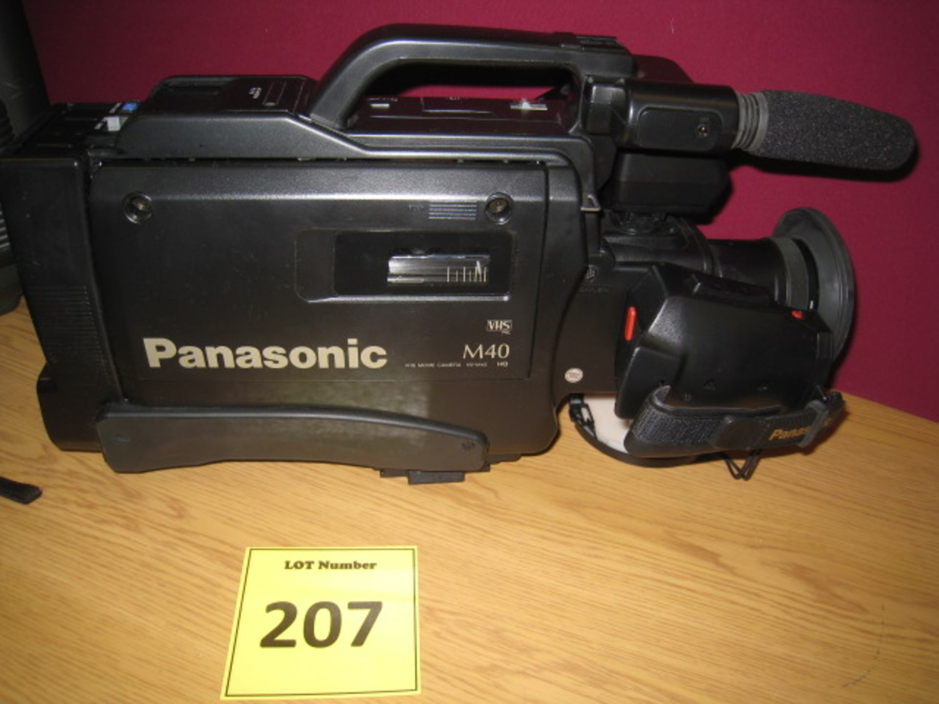 PANASONIC M40 VHS MOVIE CAMERA NV-M40 HQ. MODEL NV-M40B. IN MOULDED CARRY CASE WITH ATTACHMENTS AS - Image 2 of 5