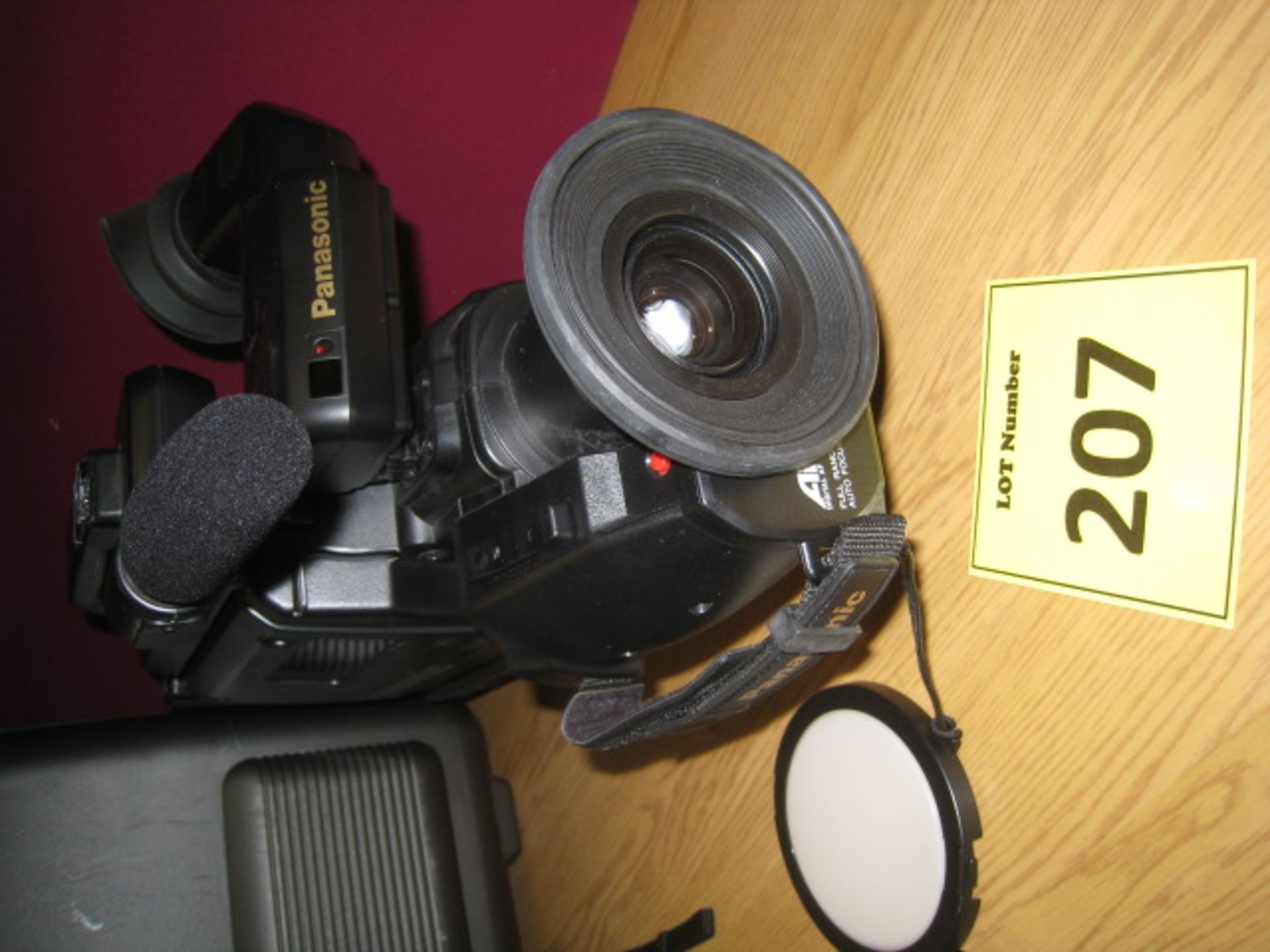 PANASONIC M40 VHS MOVIE CAMERA NV-M40 HQ. MODEL NV-M40B. IN MOULDED CARRY CASE WITH ATTACHMENTS AS - Image 4 of 5