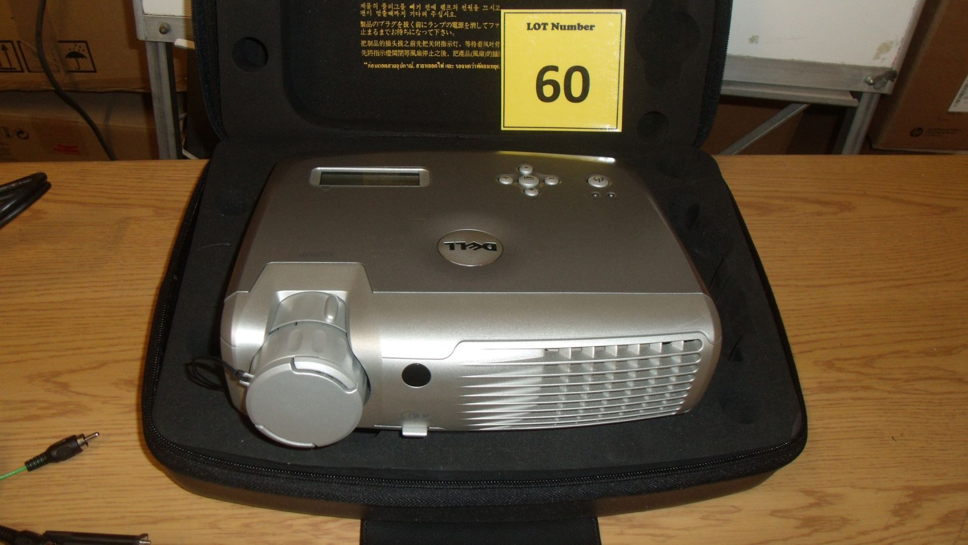 DELL 3300MP PROJECTOR IN ORIGINAL CARRY CASE WITH REMOTE CONTROL AND CABLES. BRIGHT CRISP PICTURE, - Image 2 of 2