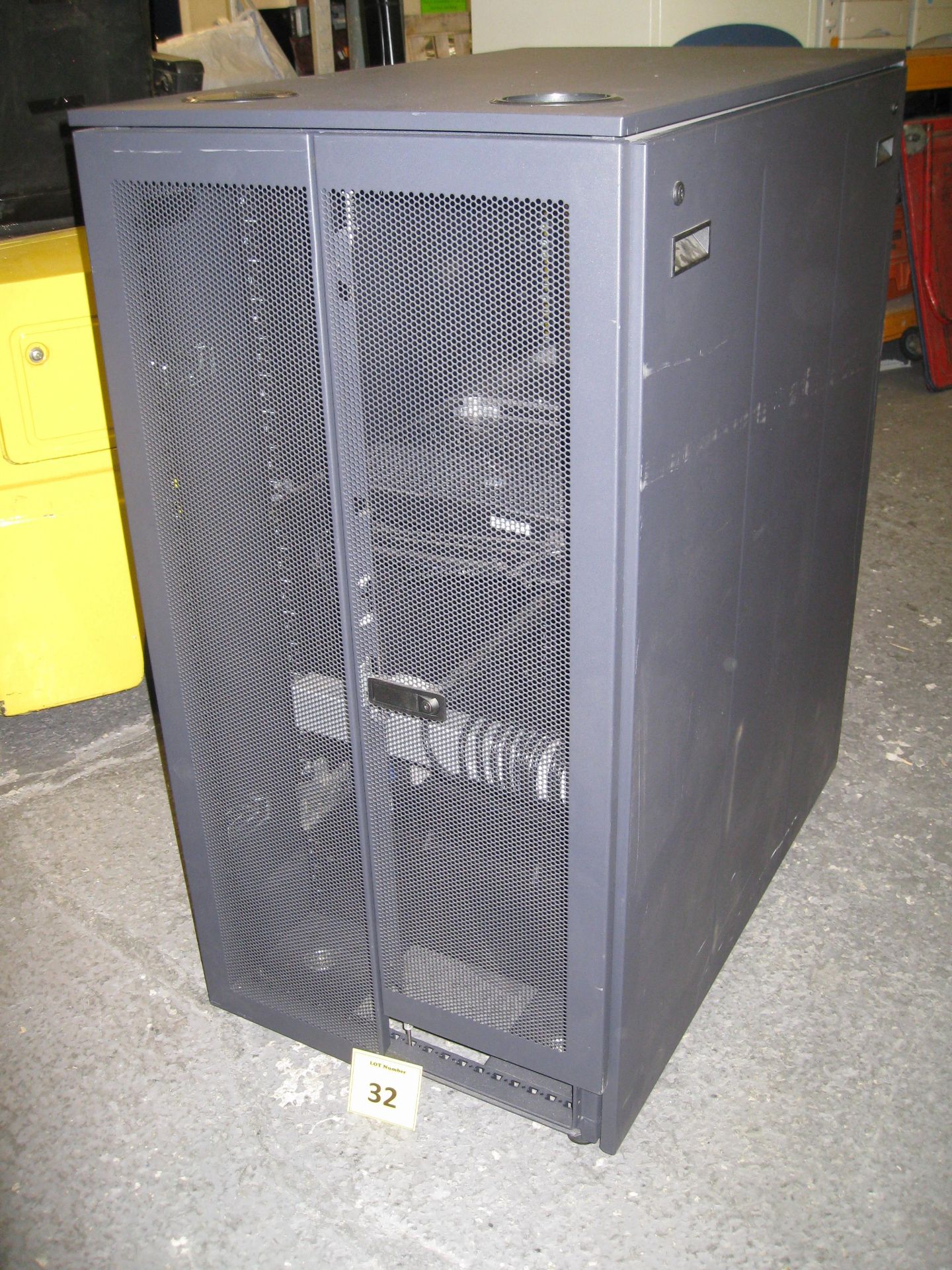 DELL 24U RACKMOUNT SERVER CABINET COMPLETE WITH SIDES AND DOORS & CONTAING 15" RACKMOUNT TFT/ - Image 4 of 4