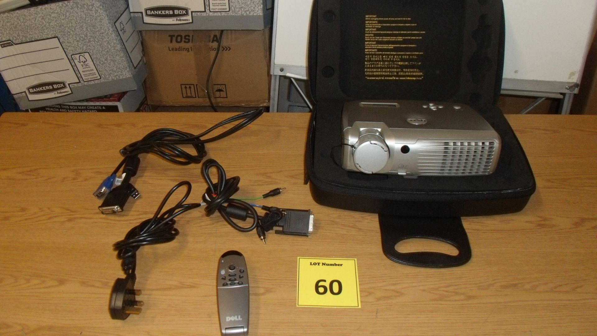 DELL 3300MP PROJECTOR IN ORIGINAL CARRY CASE WITH REMOTE CONTROL AND CABLES. BRIGHT CRISP PICTURE,