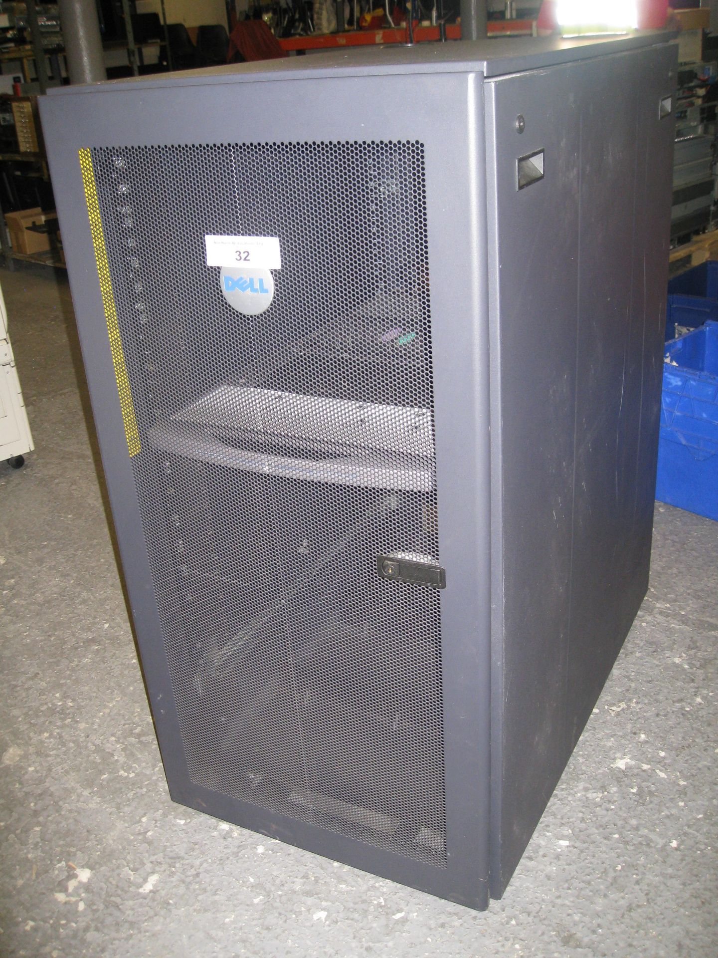 DELL 24U RACKMOUNT SERVER CABINET COMPLETE WITH SIDES AND DOORS & CONTAING 15" RACKMOUNT TFT/