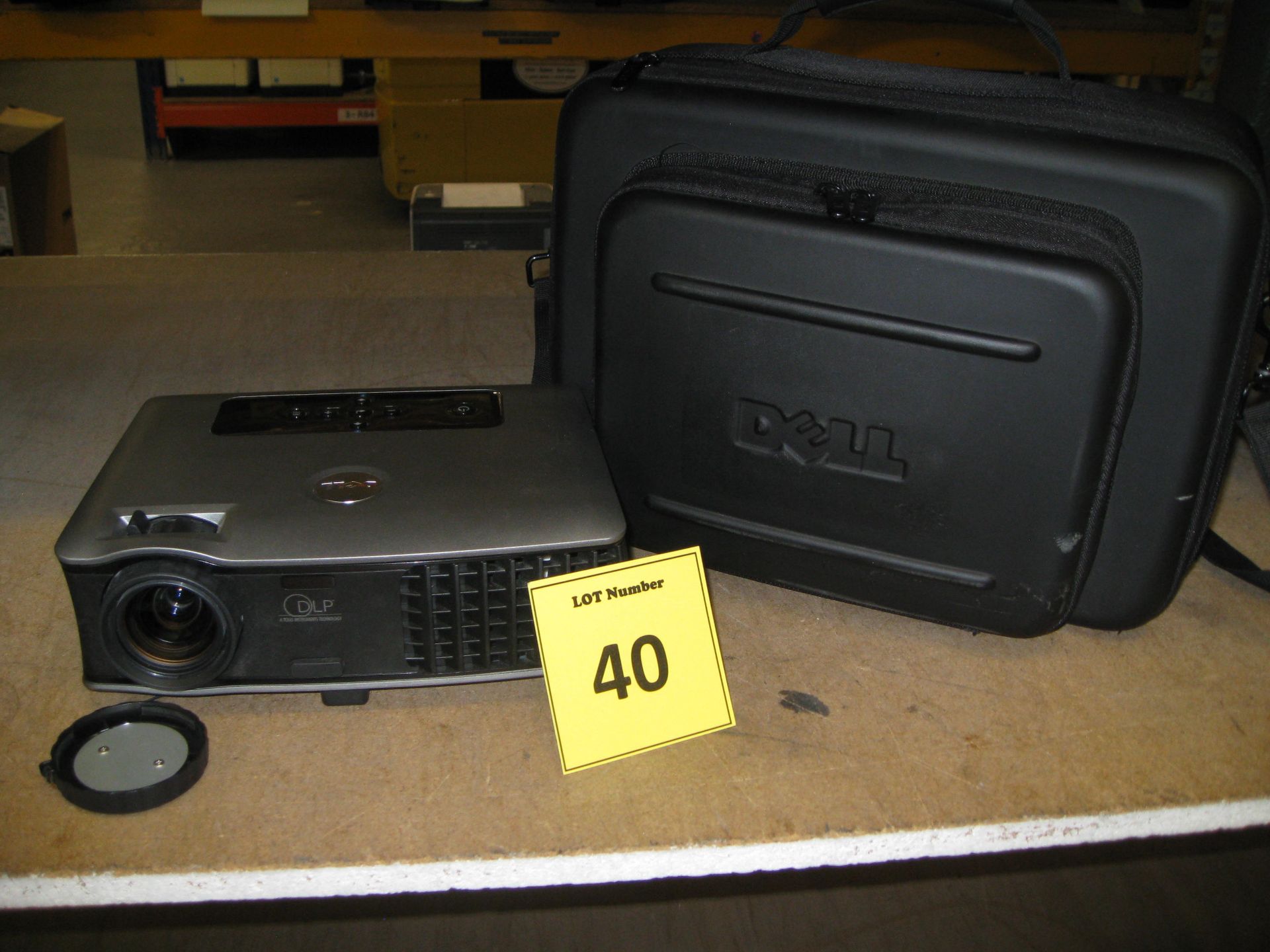 DELL DLP FRONT PROJECTOR MODEL 2400MP WITH CABLES AND ORIGINAL FITTED CARRY CASE. LAMP HOURS READING