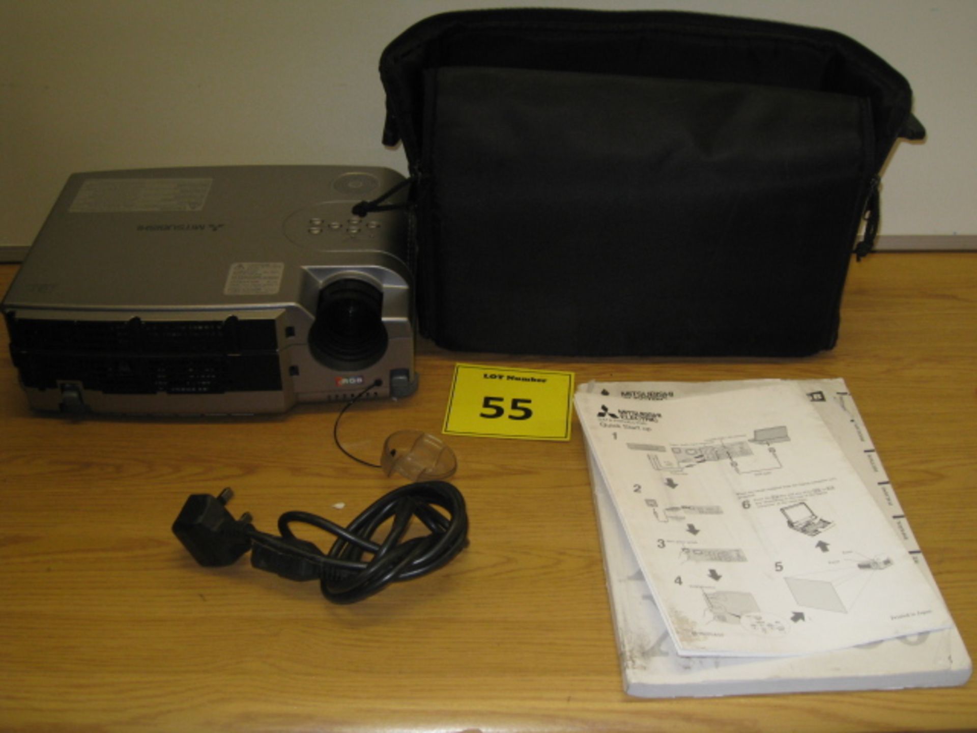 MITSUBISHI XD300U PROJECTOR WITH INSTRUCTION MANUAL AND BRIGHT PROJECTION IMAGE. IN CARRY CASE - Image 2 of 5