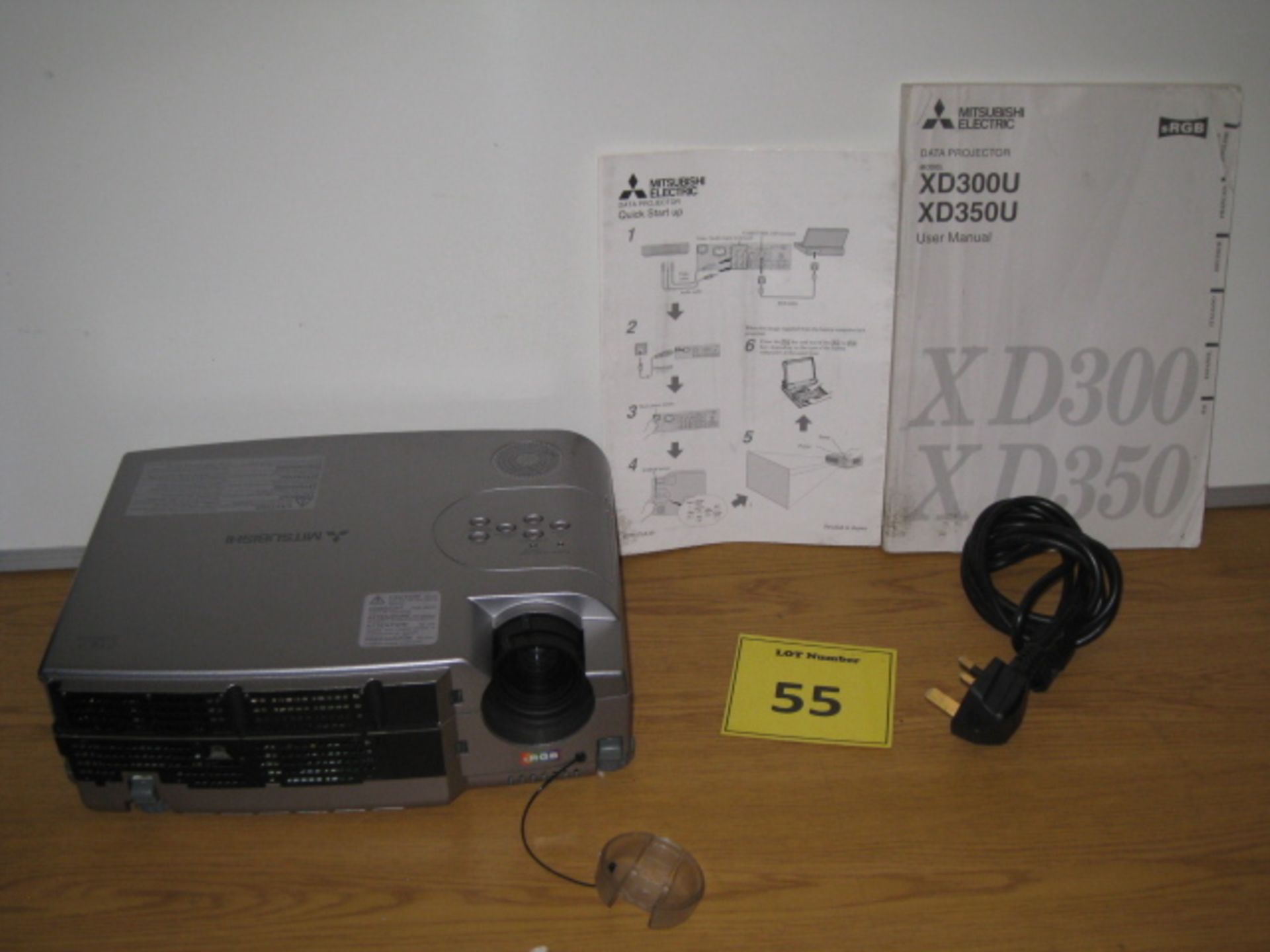 MITSUBISHI XD300U PROJECTOR WITH INSTRUCTION MANUAL AND BRIGHT PROJECTION IMAGE. IN CARRY CASE