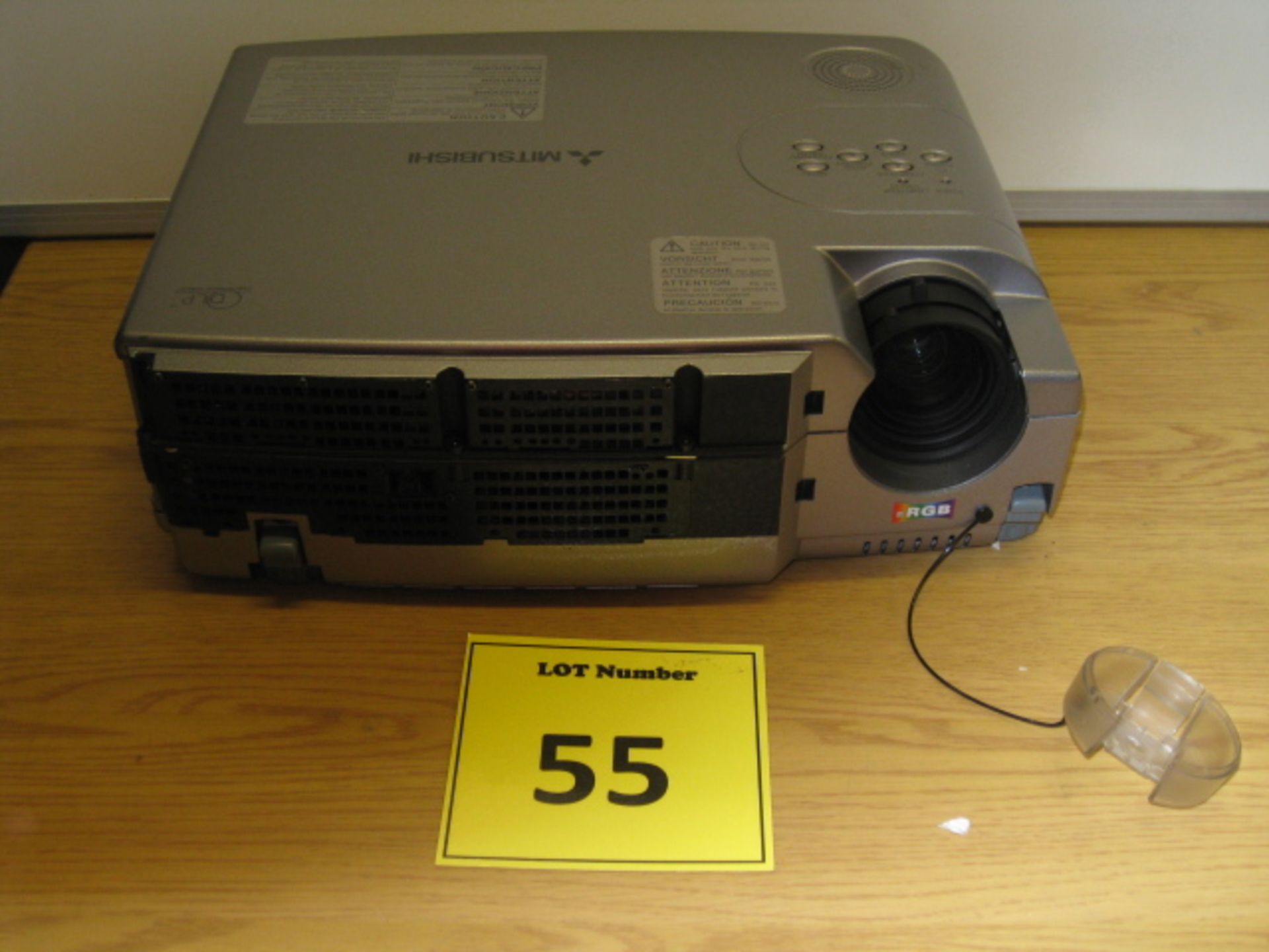 MITSUBISHI XD300U PROJECTOR WITH INSTRUCTION MANUAL AND BRIGHT PROJECTION IMAGE. IN CARRY CASE - Image 3 of 5