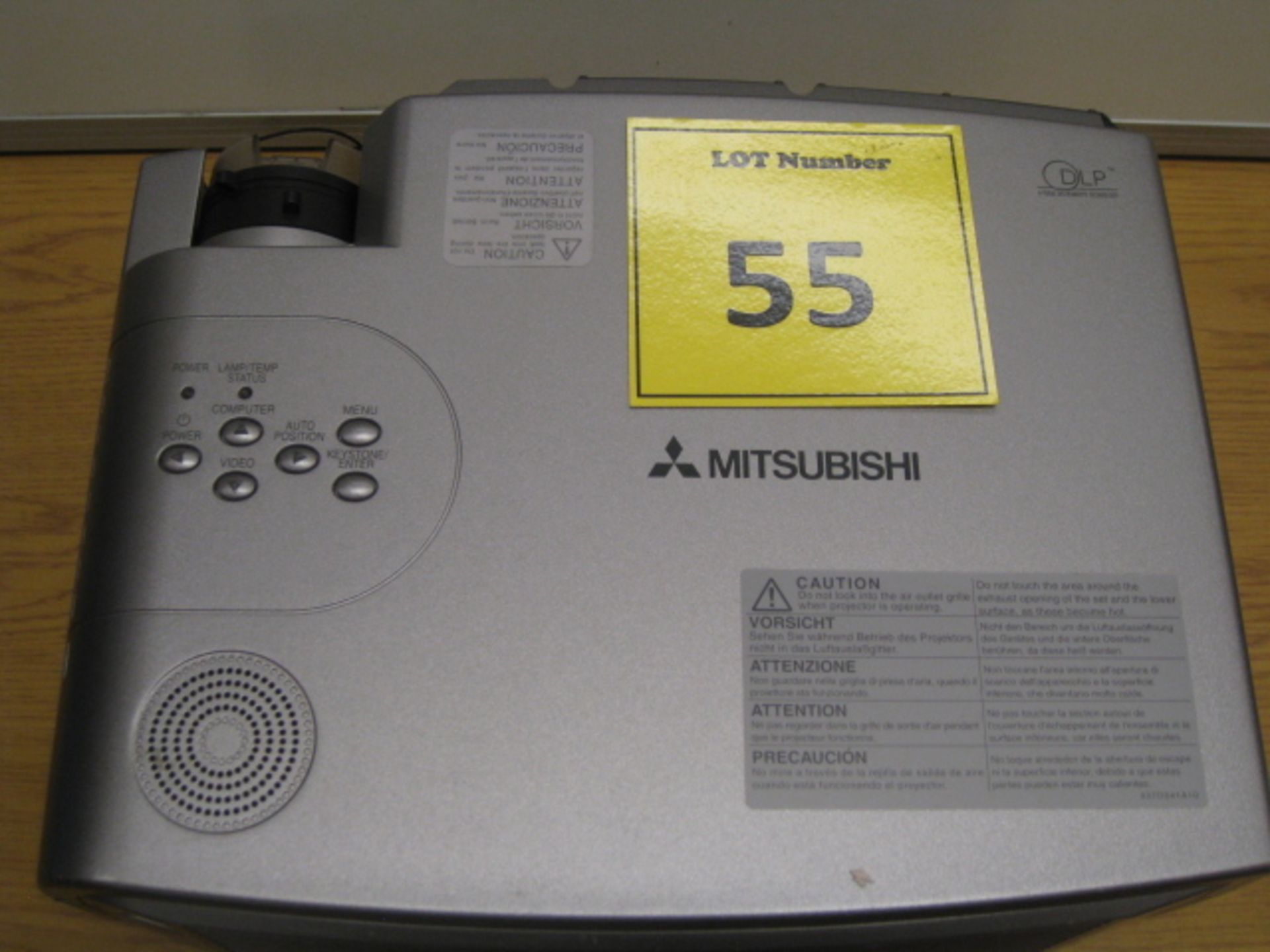 MITSUBISHI XD300U PROJECTOR WITH INSTRUCTION MANUAL AND BRIGHT PROJECTION IMAGE. IN CARRY CASE - Image 4 of 5