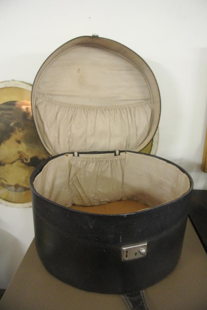 VINTAGE/ FASHION - A vintage black leatherette hat box, measuring - Image 3 of 3