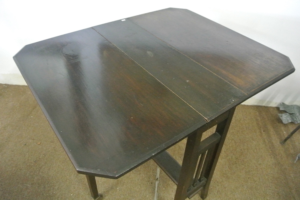 FURNITURE/ HOME - A small wooden drop leaf side table (missing one castor) - Image 3 of 3