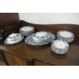 ANTIQUE/ CERAMIC - A large blue & white pattern dinner service, comprising of 6 various size