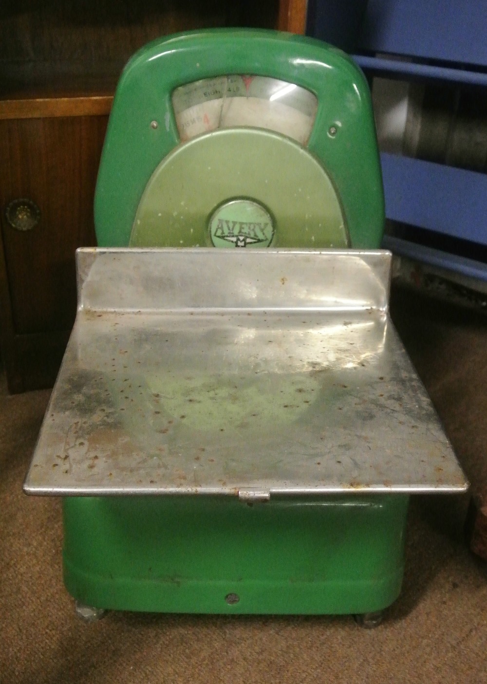INDUSTRIAL/ HOME - A vintage set of Avery brand shop scales, made to weigh items up to 4lbs. No 1103