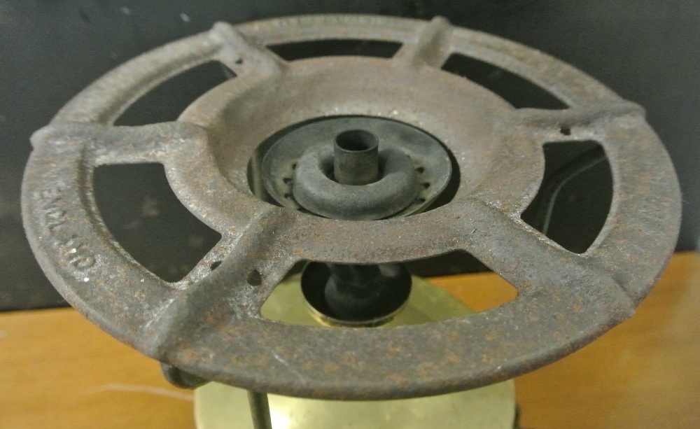 ANTIQUE/ VINTAGE - A vintage 'Burmos' British made brass paraffin stove. - Image 2 of 2