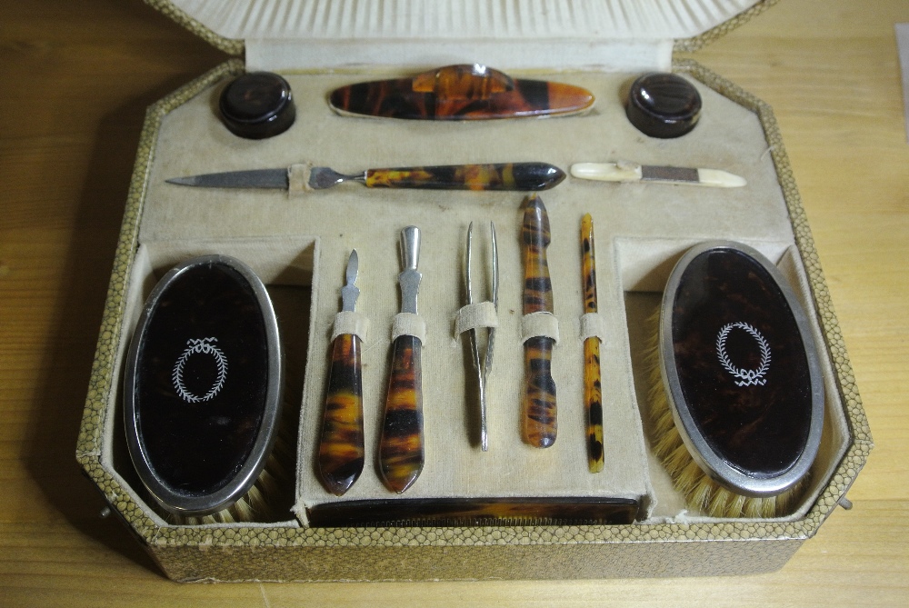 VINTAGE CASED TRAVEL VANITY SET: A stunning vintage vanity set in faux tortoiseshell and white - Image 3 of 3