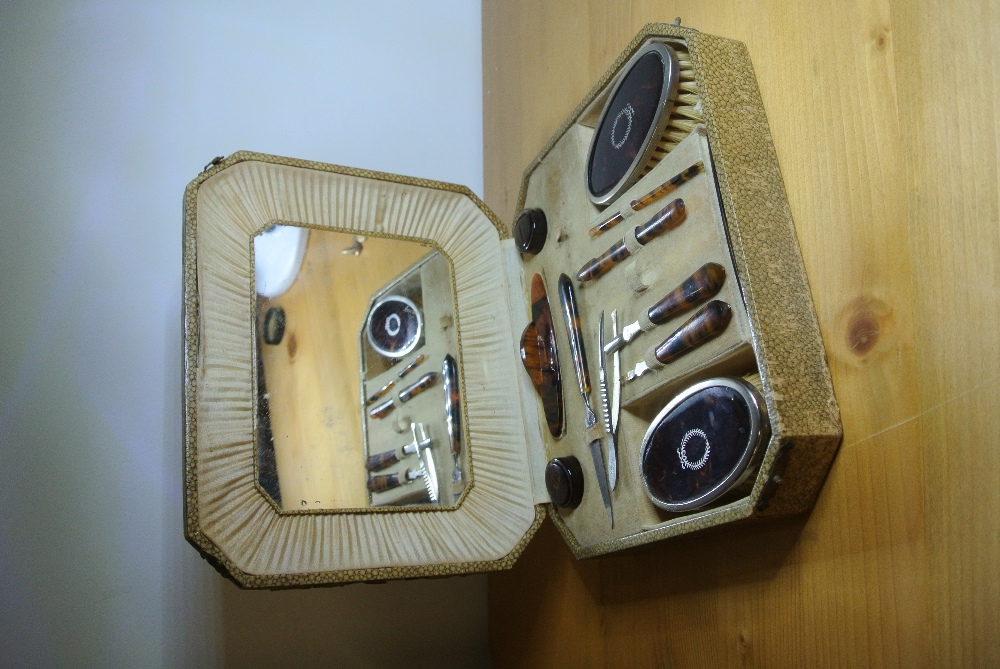 VINTAGE CASED TRAVEL VANITY SET: A stunning vintage vanity set in faux tortoiseshell and white - Image 2 of 3