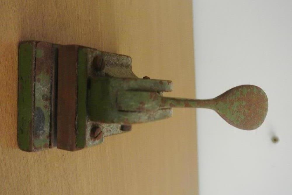 COLLECTABLES - A small antique metal stamper, pain - Image 2 of 2