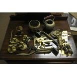 COLLECTABLES - A collection of brass items to incl