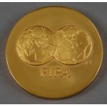 Médaille commémorative du 90ème anniversaire de la création de la FIFA (1904-1994). En métal doré.
