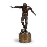 Sculpture en bronze sur socle marbre. «Le Dribble». Circa 1930. Signée Jaeger. Superbe expression.