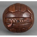 Ballon de handball à lacets en cuir 18 panneaux. Modèle inspiré du ballon de la Coupe du Monde de
