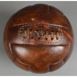 Ballon en cuir à lacet. Modèle «T Shape» utilisé lors de la Coupe du Monde 1930 en Uruguay. Circa
