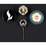 Lot de 4 badges de judo dont 1 des Championnats d’Europe de 1959 en Autriche. La France termine 1ère