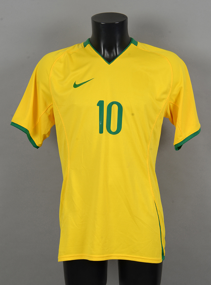 Ronaldinho n° 10. Maillot porté avec l’équipe du Brésil pour les Jeux Olympiques 2008 à Pékin ,