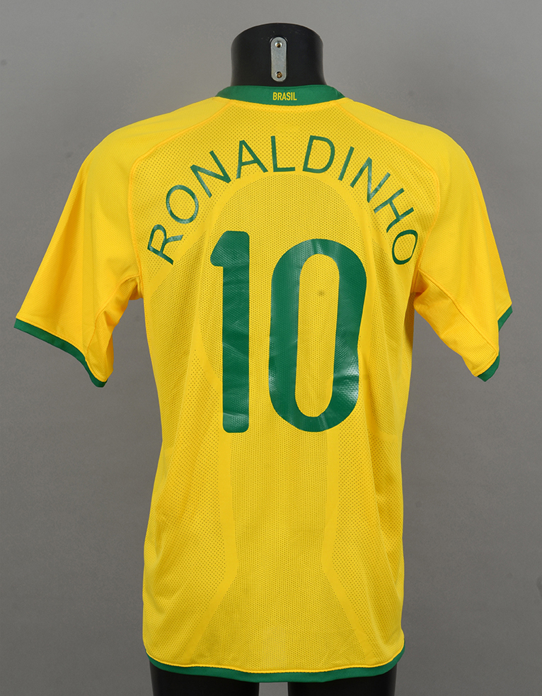 Ronaldinho n° 10. Maillot porté avec l’équipe du Brésil pour les Jeux Olympiques 2008 à Pékin , - Image 2 of 2