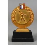 Trophée en métal doré sur socle en marbre. «De la part de l’équipe de France». Hauteur totale 12,5