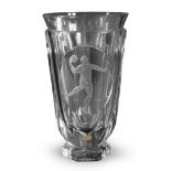 Vase en verre à décor de joueur offert par l’équipe de la République Tchèque à la France. Hauteur