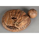 Balle et gant en cuir de softball du début du XXème siècle. Le softball est une déclinaison du
