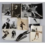 Ensemble de 65 photos originales de presse sur les sports d’hiver dans les années 1950. Légendées.