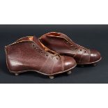 Paire de chaussures marron en cuir à 6 crampons. Modèle HUNGARIA. Vers 1930. En bon état.