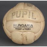 Ballon de volley-ball en cuir 12 panneaux de la marque Hungaria, modèle Pupil. Circa 1960. état d’