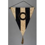 Fanion brodé du Charleroi Sporting Club daté de 1929. Brodé au fil d’or. Dim. 46 x 64 cm.