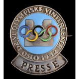 1952. Oslo. Badge presse des VIème Jeux d’Hiver. En métal émaillé. Dim. 30 x 38 mm. Press badge of