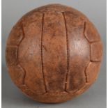Ballon de football en cuir 18 panneaux. Modèle utilisé lors de la Coupe du Monde 1954 en Suisse.