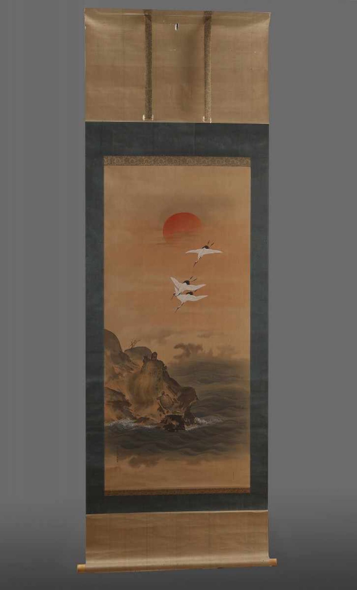 Three Japanese Scrolls Decorated with cranes, a garden scene and a coastal-scene with cranes and - Bild 3 aus 3