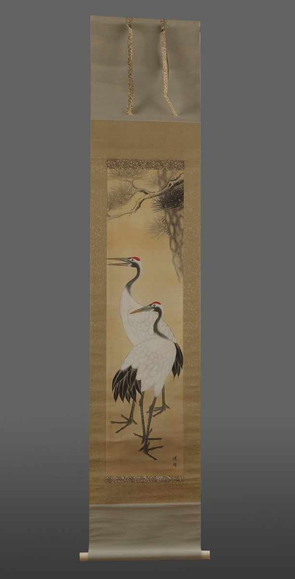 Three Japanese Scrolls Decorated with cranes, a garden scene and a coastal-scene with cranes and - Bild 2 aus 3
