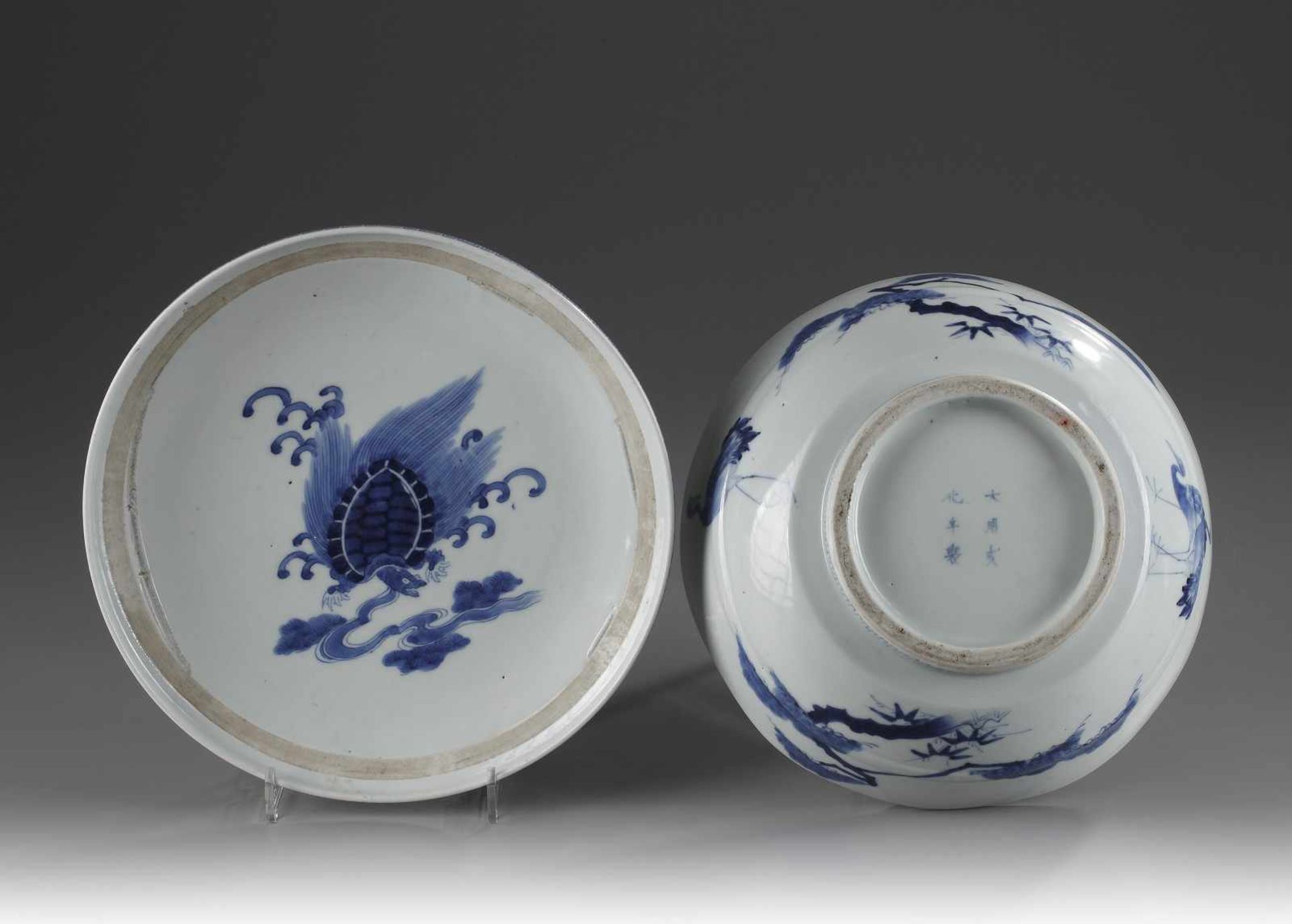 Japanese Hirado Porcelain Bowl with Cover of rounded form, decorated in underglaze blue with a - Bild 3 aus 3