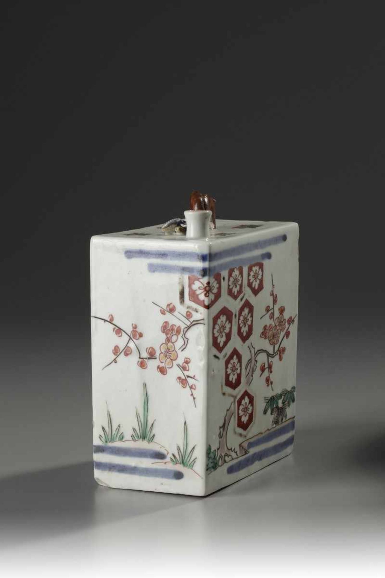 A Japanese Rectangular Sake Bottle rectangular bottle, slightly wider at the top than bottom. A - Bild 3 aus 6