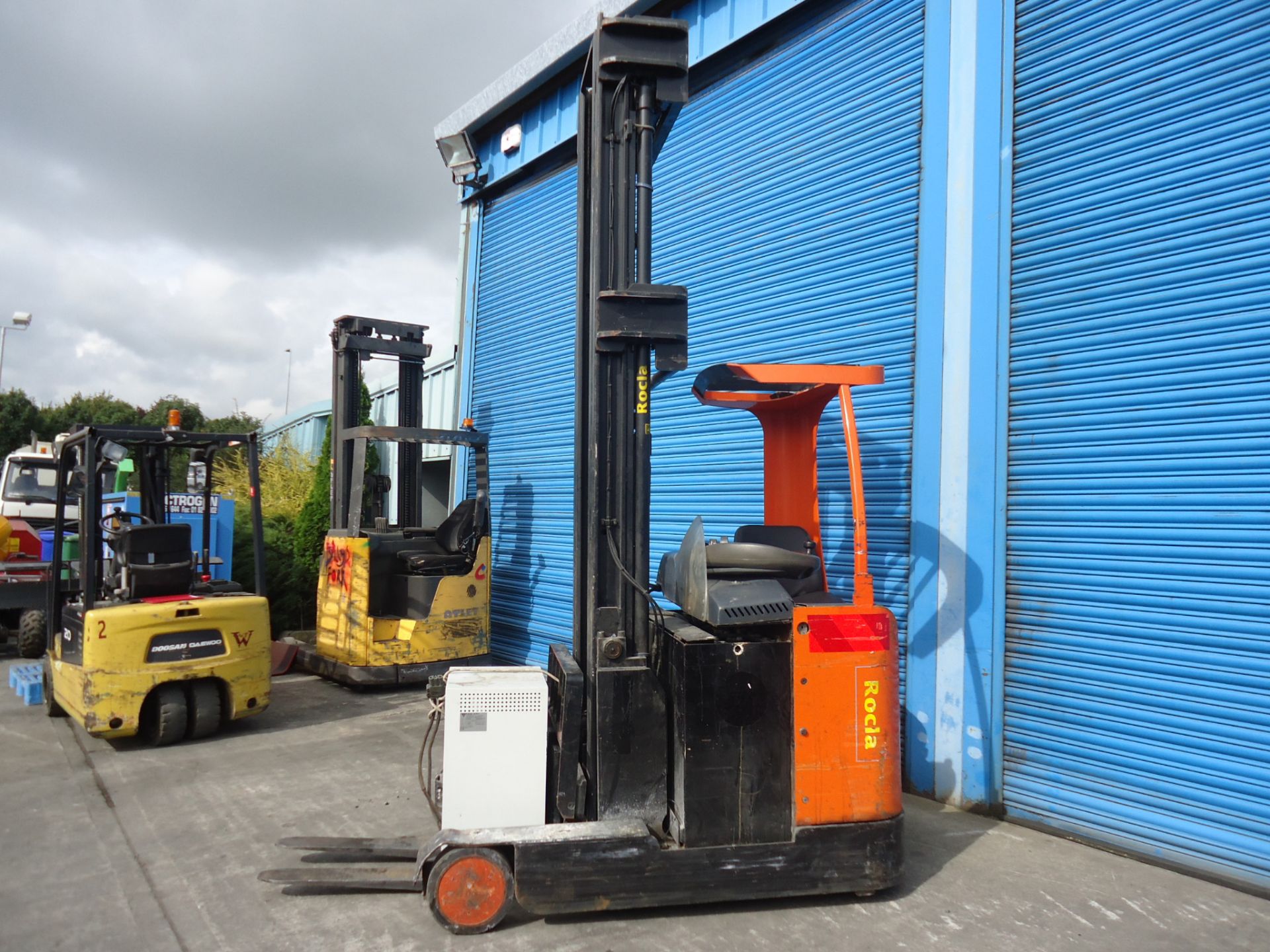 2004 Rocla 2 Stage 1.6T Electric Reach Forklift - Image 2 of 8