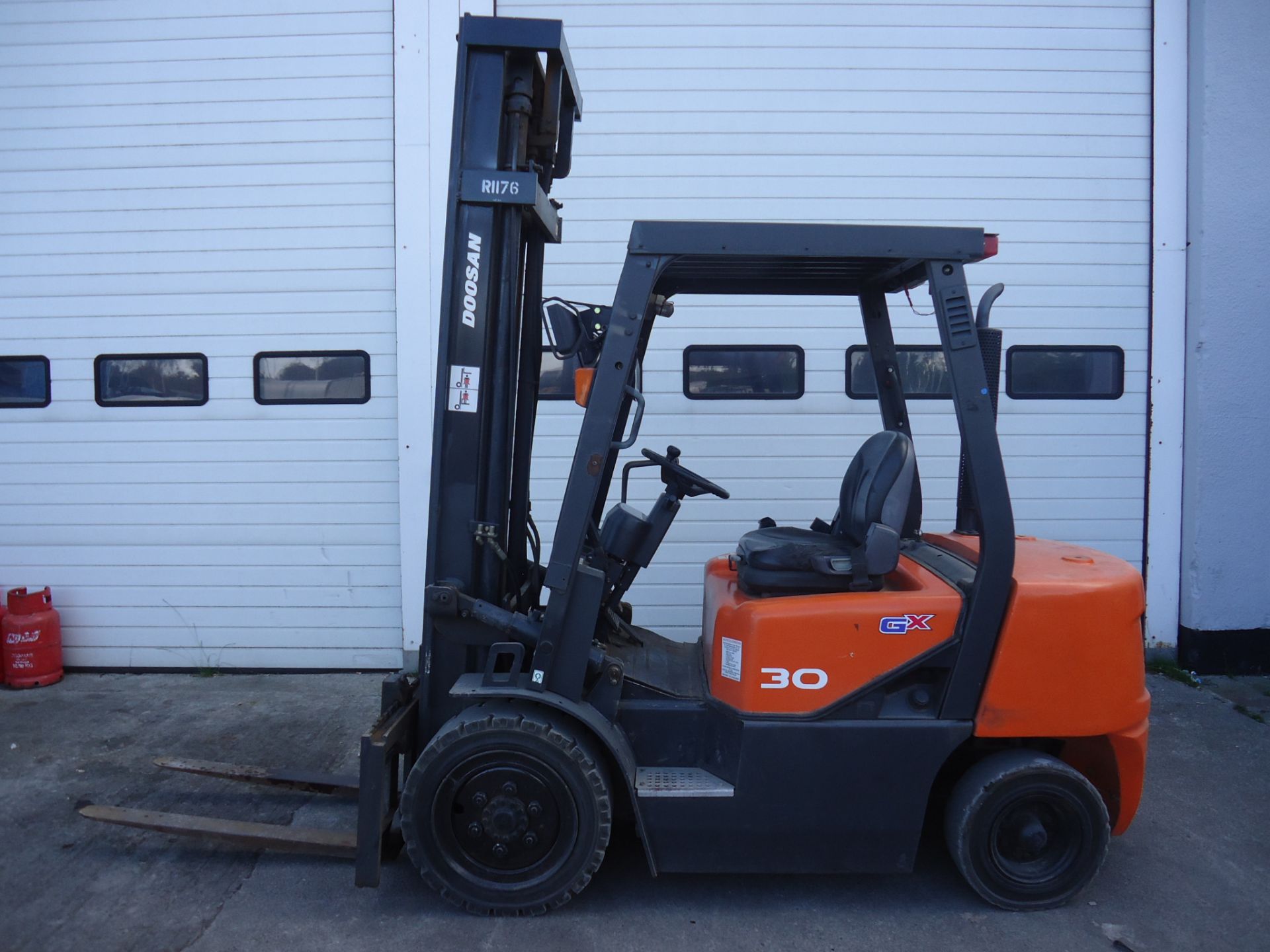 2011 Doosan D30 GX 3 Stage Diesel Forklift - Image 2 of 8