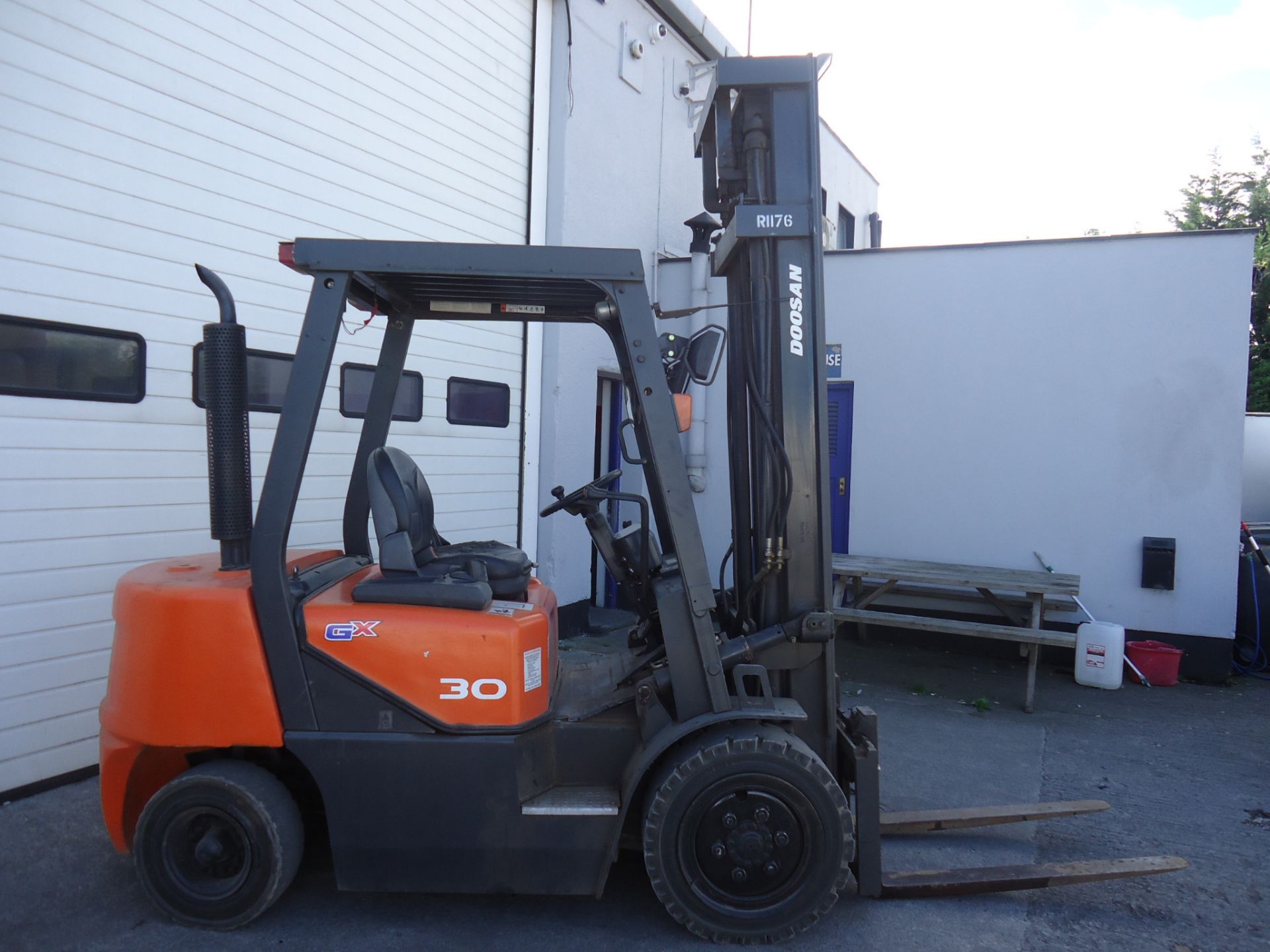 2011 Doosan D30 GX 3 Stage Diesel Forklift - Image 5 of 8