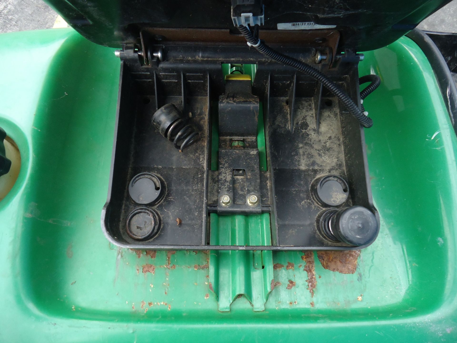 John Deere LT160 Automatic Ride On Mower - Image 8 of 9