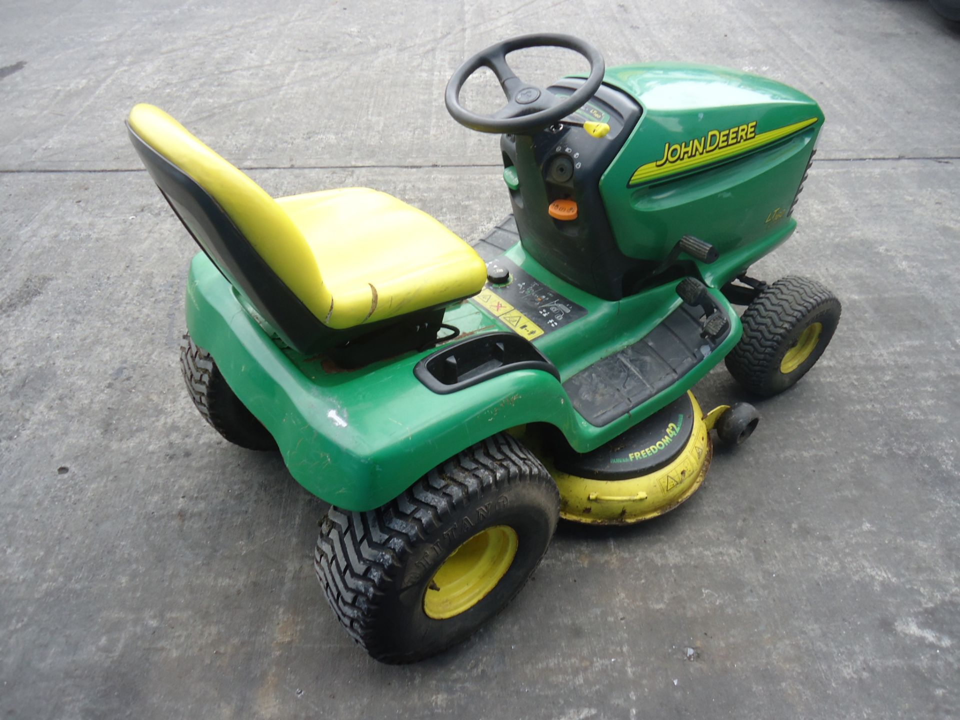 John Deere LT160 Automatic Ride On Mower - Image 4 of 9