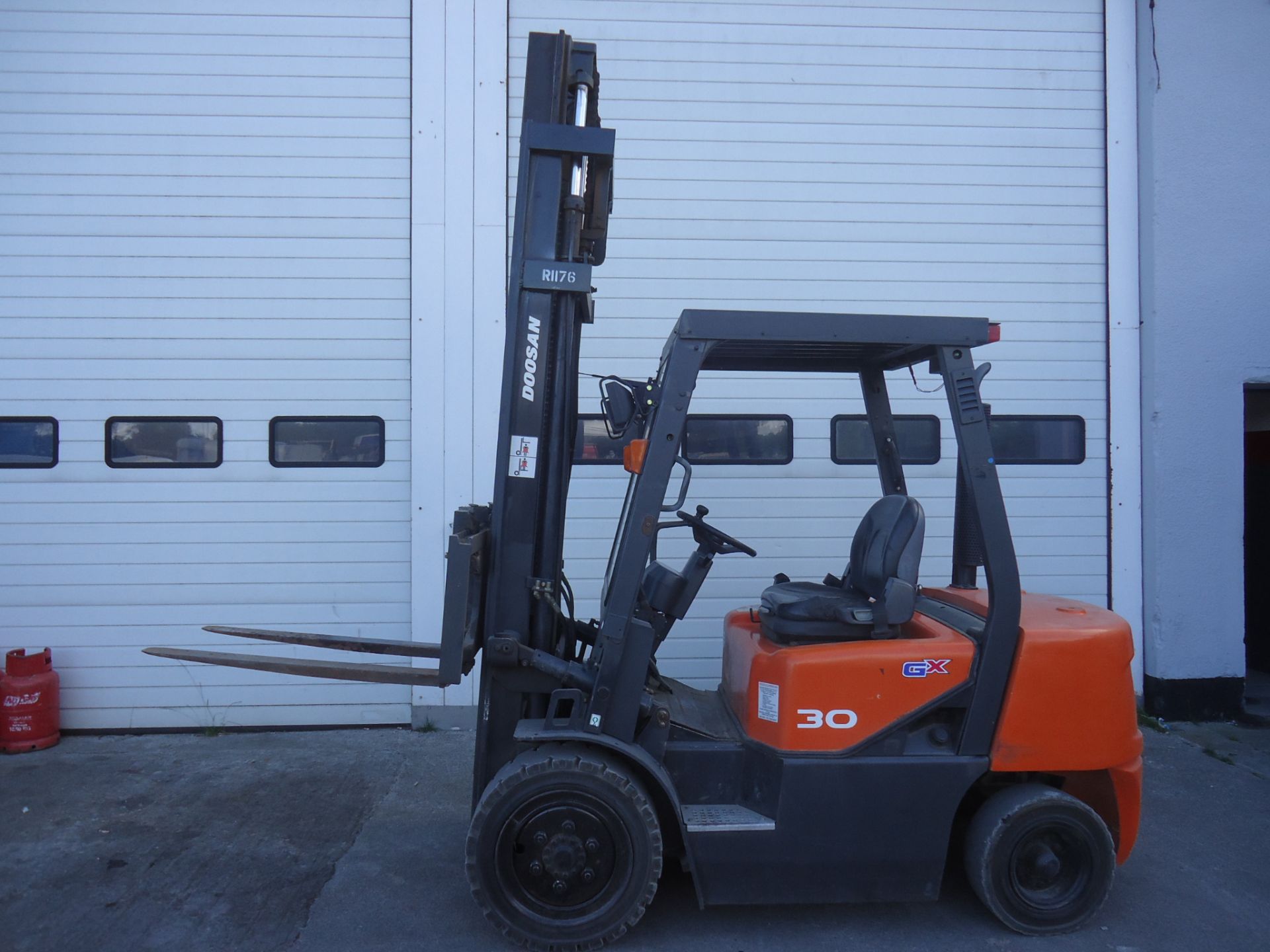 2011 Doosan D30 GX 3 Stage Diesel Forklift - Image 3 of 8