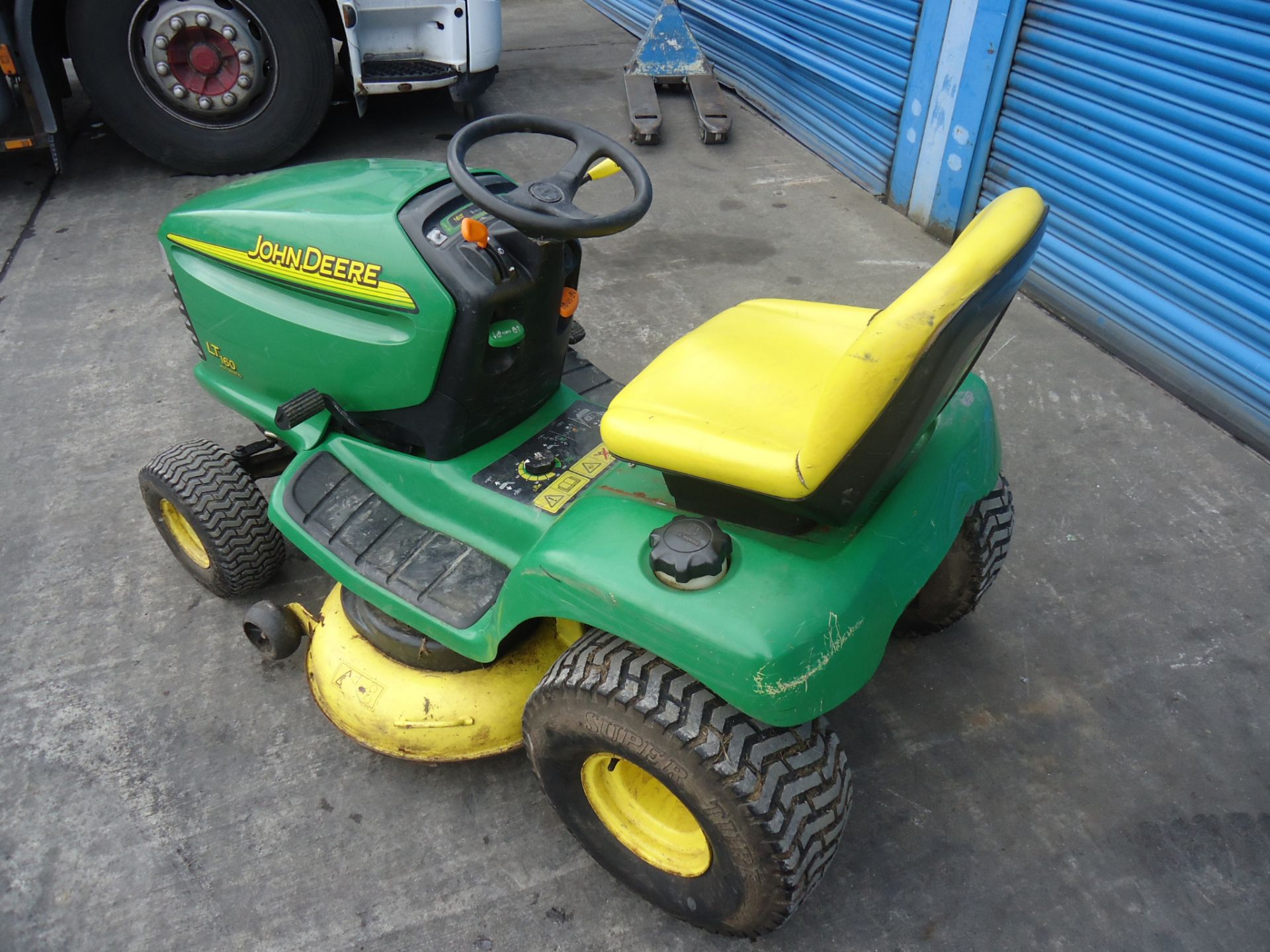 John Deere LT160 Automatic Ride On Mower - Image 3 of 9