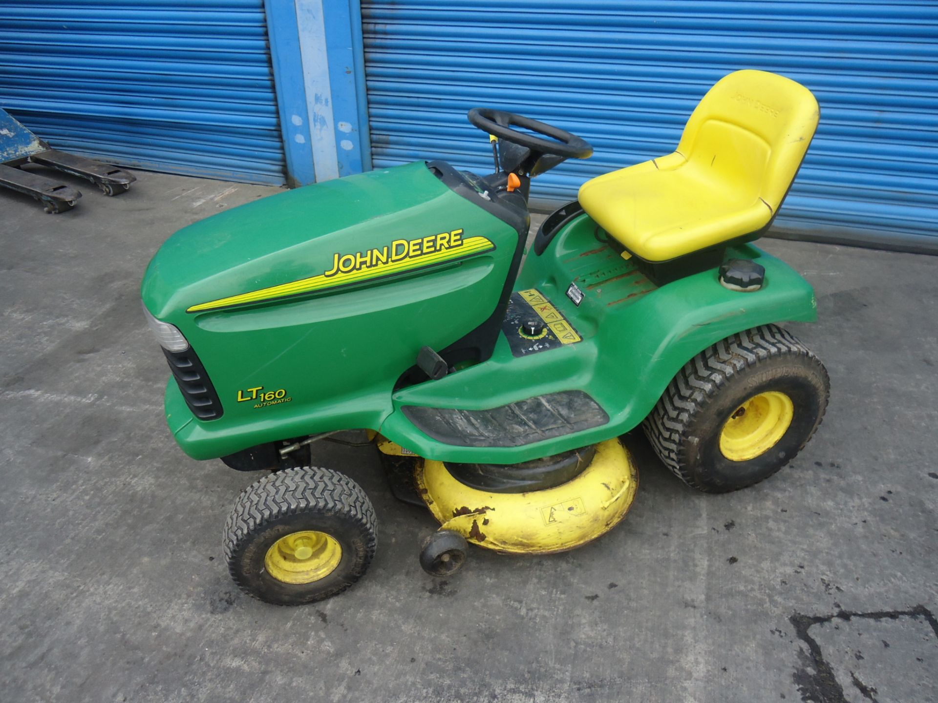 John Deere LT160 Automatic Ride On Mower - Image 2 of 9