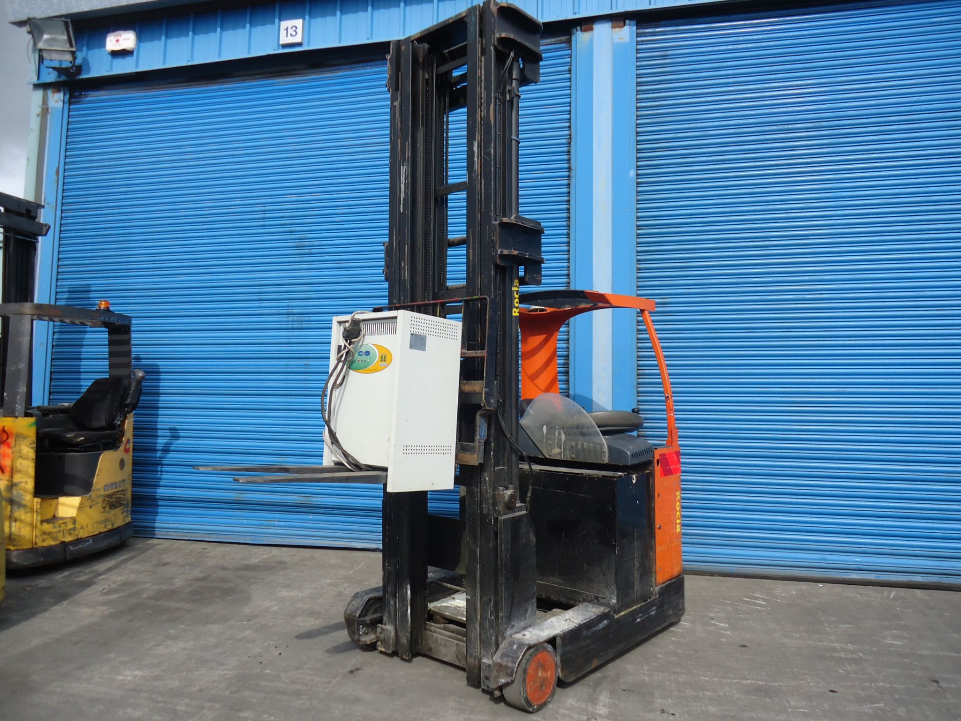 2004 Rocla 2 Stage 1.6T Electric Reach Forklift - Image 8 of 8