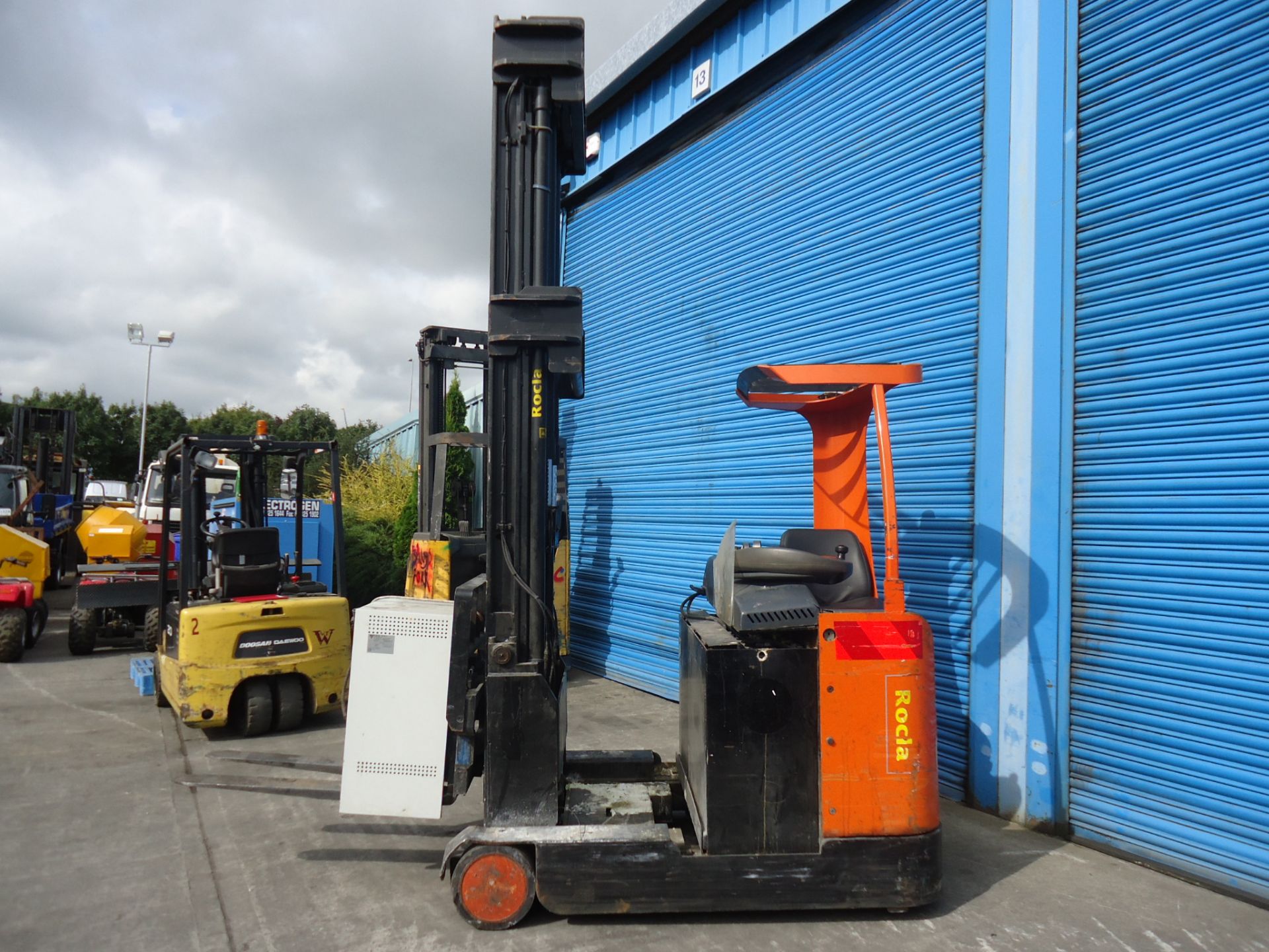 2004 Rocla 2 Stage 1.6T Electric Reach Forklift - Image 6 of 8